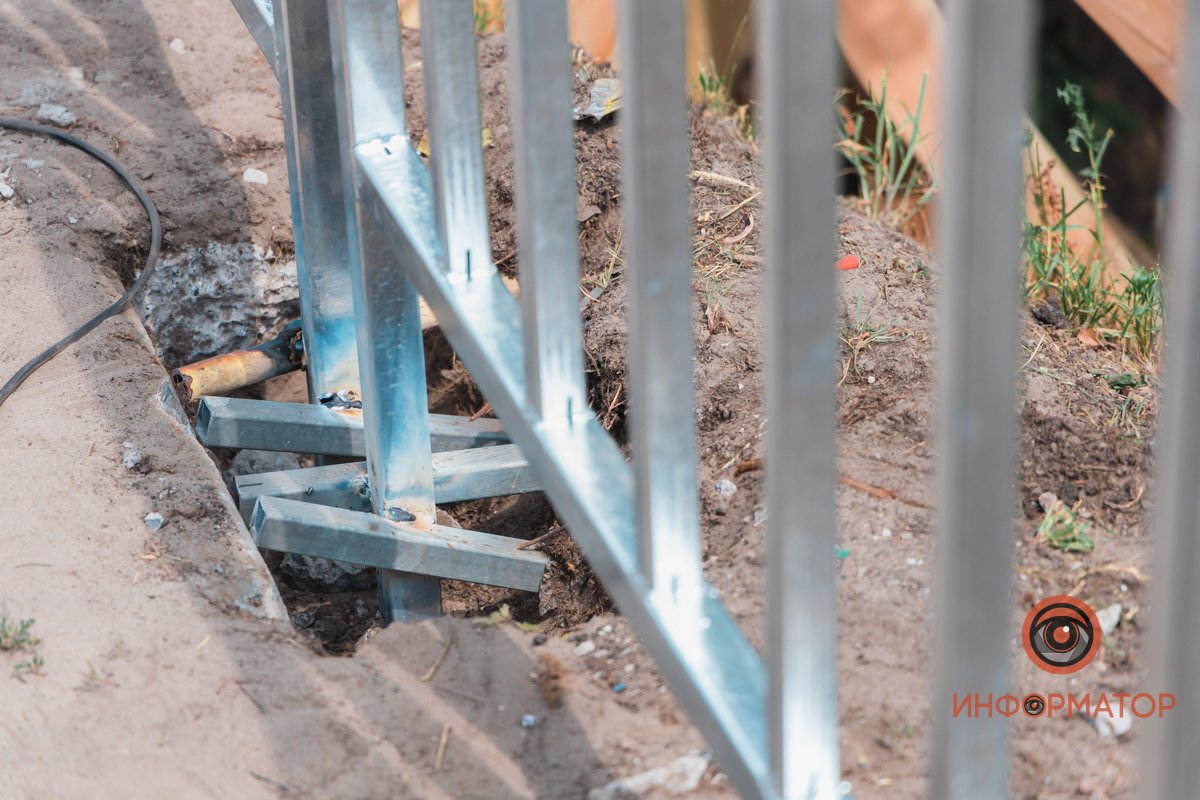В Днепре устанавливают ограду над речкой Гнилокиш, куда упала женщина с детской коляской