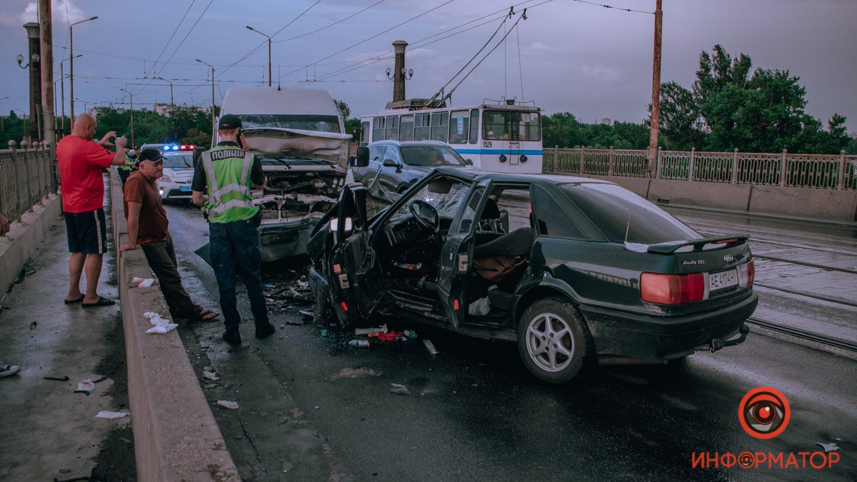 В Днепре на Амурском мосту столкнулись Audi и Mercedes: пятеро пострадавших