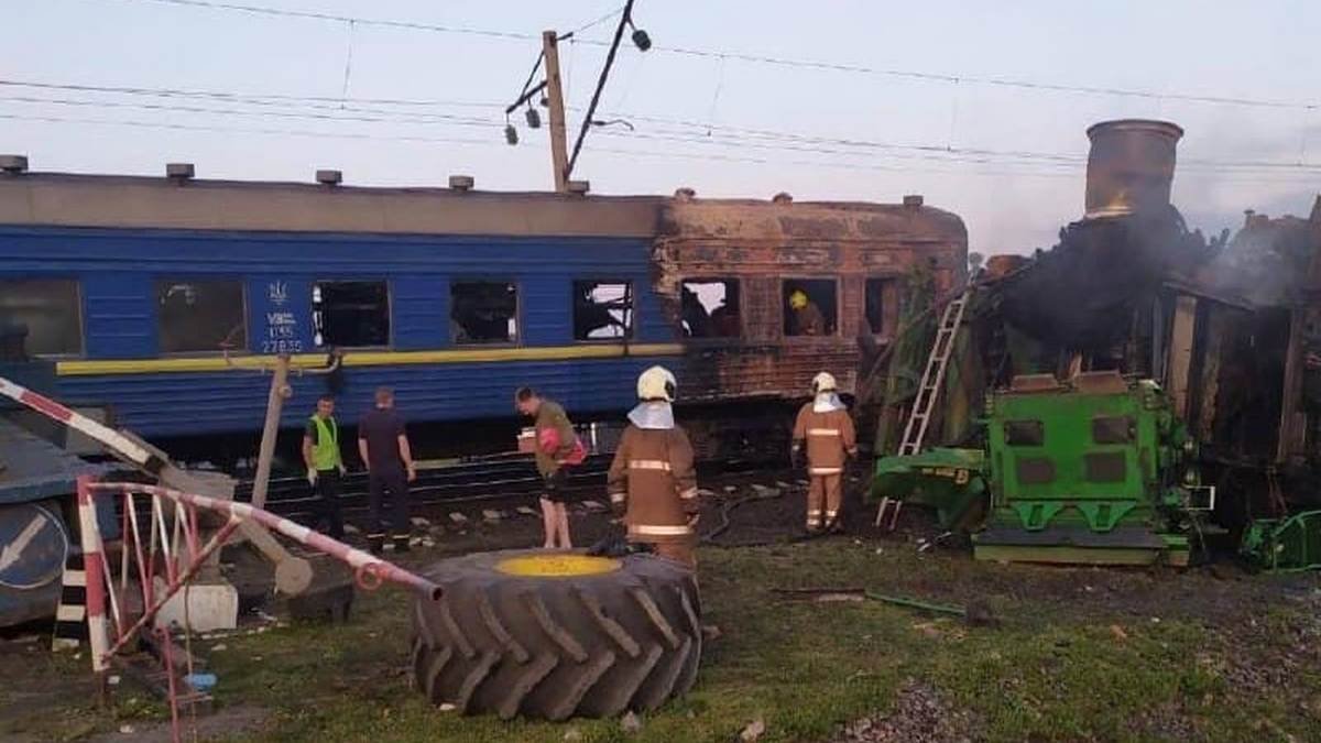 Столкнулись поезд и грузовой трейлер: какие рейсы через Днепр задерживались