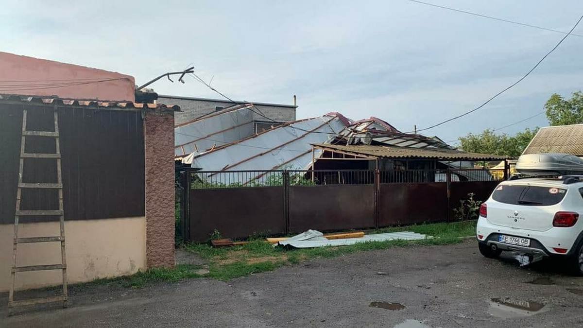 В Днепре на Прорезной ветер сорвал крышу с магазина