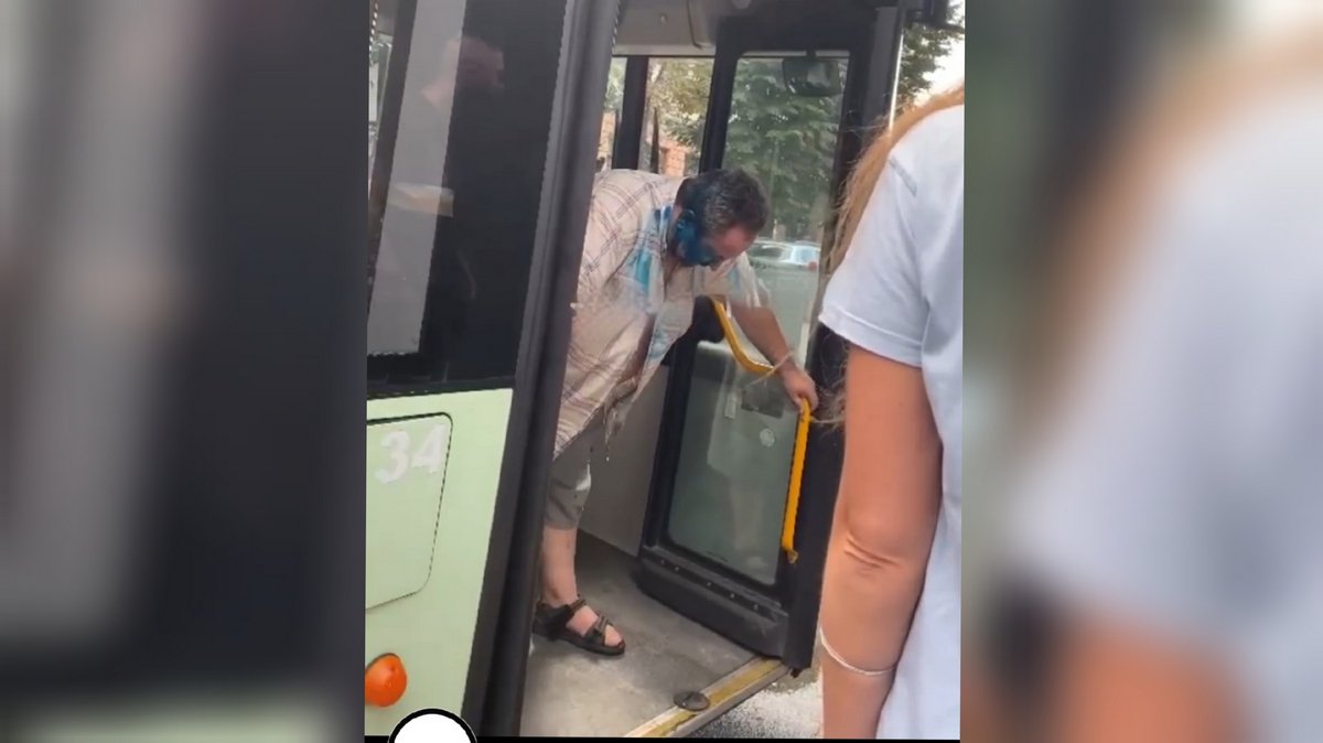 В центре Днепра водителю автобуса №38 плеснули в лицо зеленкой
