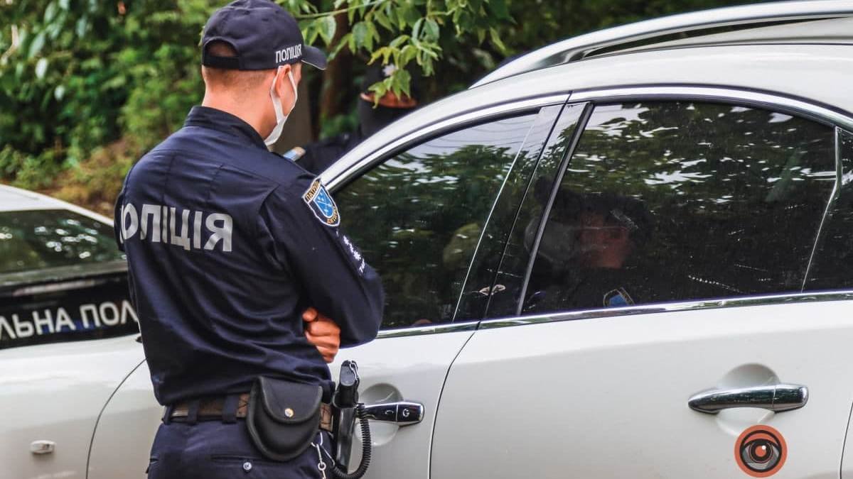 В Днепре пьяный водитель BMW X5 пытался скрыться от полиции: из салона на ходу выпала женщина