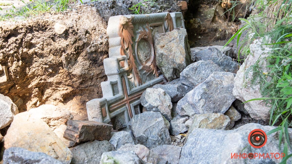 В Днепре на Чаплинском кладбище размыло могилы