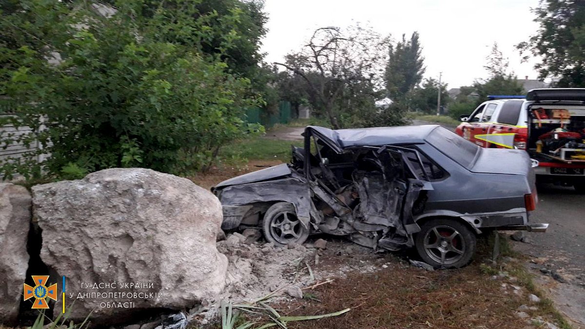 В Новомосковске ВАЗ вылетел с дороги и врезался в камень: водитель погиб, пассажир в реанимации