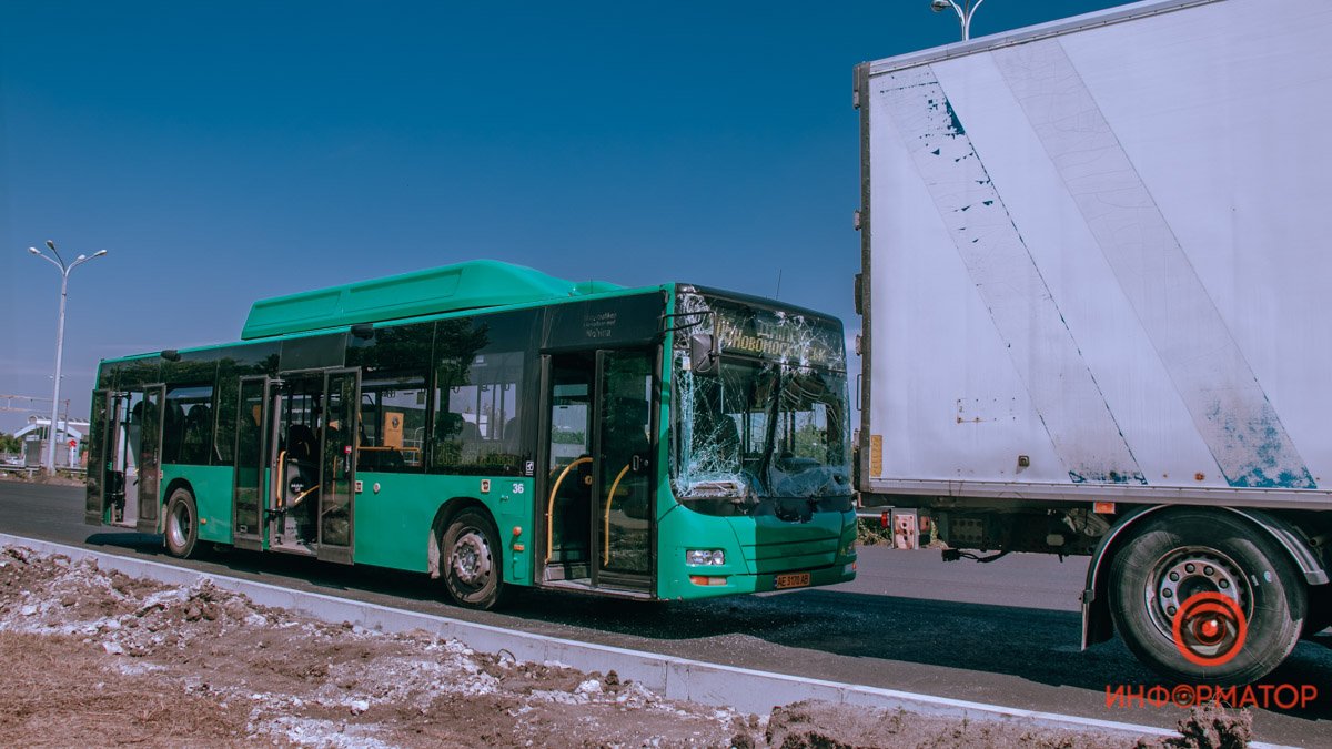 В Днепре на Слобожанском проспекте автобус №205 врезался в грузовик