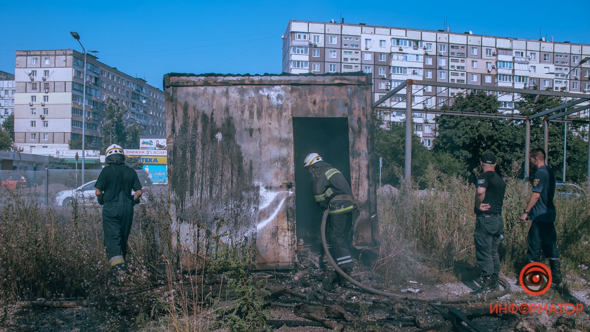 В Днепре на улице Юрия Кондратюка горел бытовой вагончик