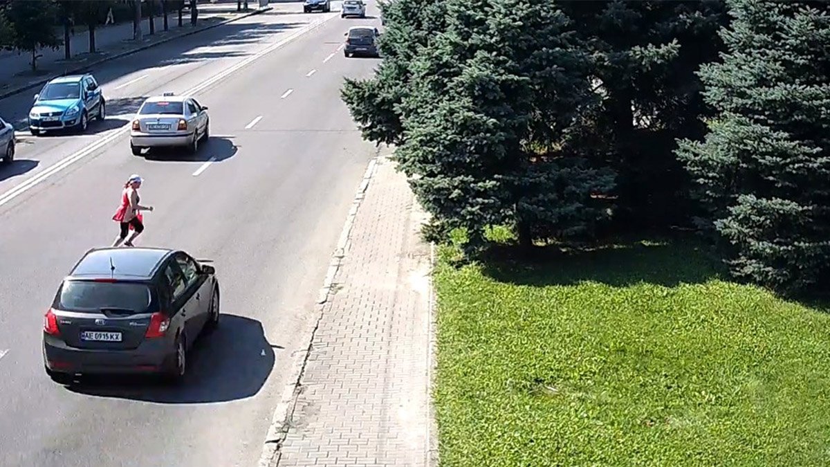 В Днепре на Сичеславской Набережной Kia сбил женщину, которая перебегала дорогу: пострадавшая в больнице