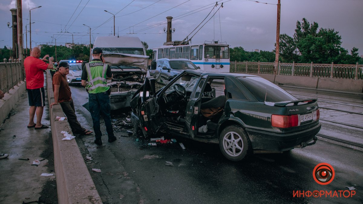 В Днепре на Амурском мосту столкнулись Audi и Mercedes: состояние пострадавших