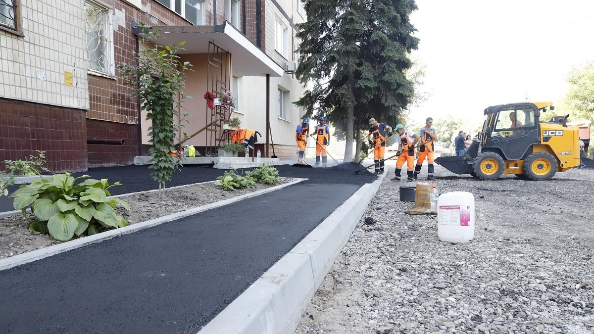 "У нас появились хорошие тротуары": жители жилмассива Сокол довольны ремонтом в своих дворах