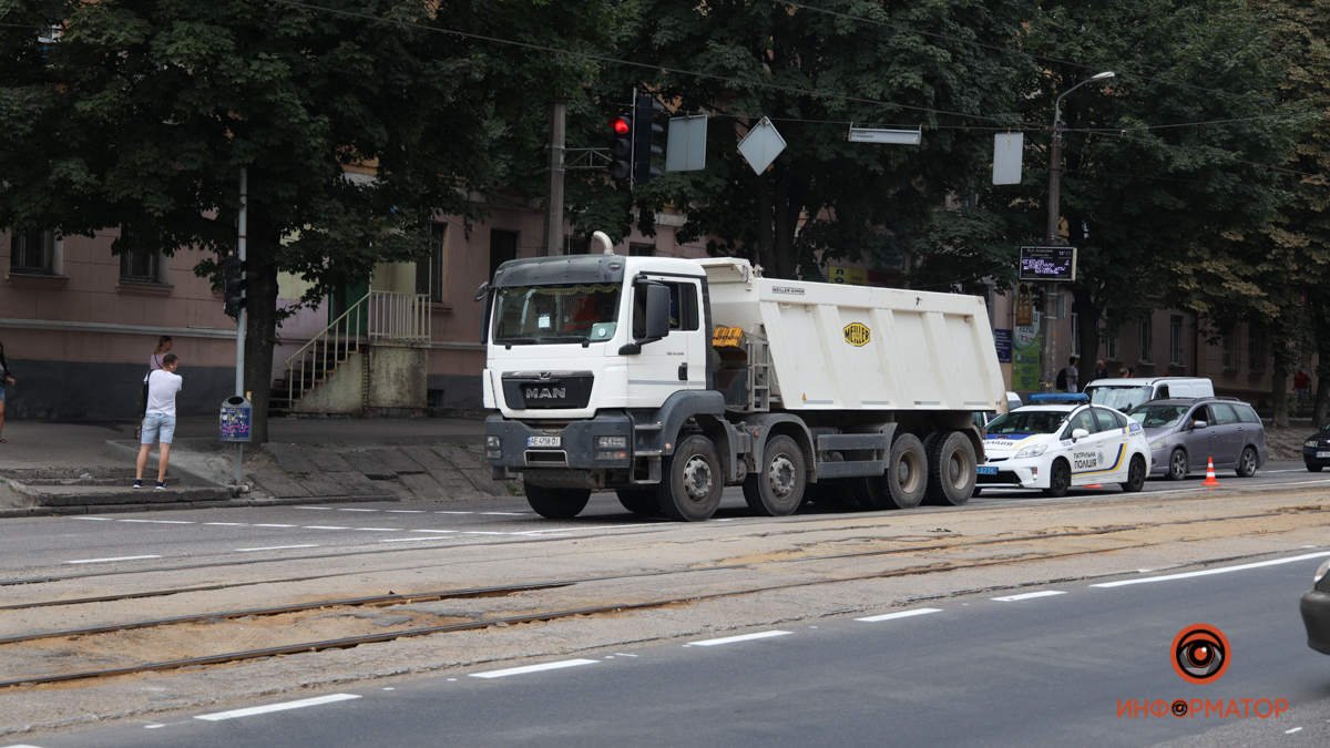 В Днепре на Мазепы женщина попала под колеса грузовика MAN: нужна помощь свидетелей