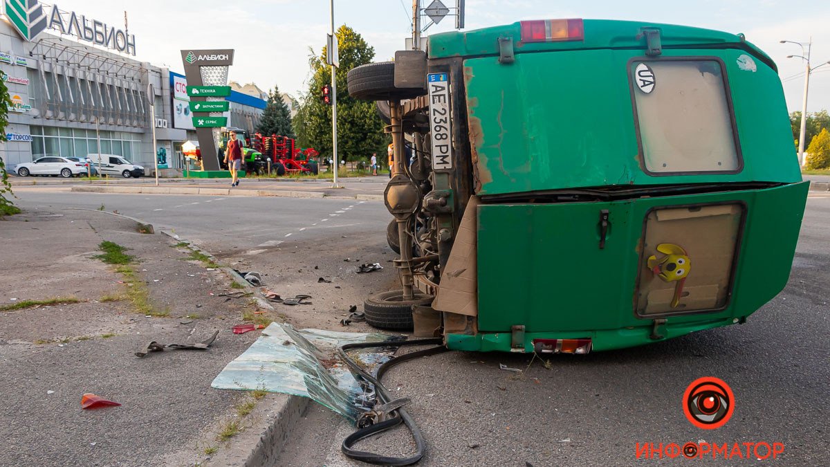 В Днепре на Слобожанском проспекте Audi A6 врезался в микроавтобус Mercedes и тот перевернулся: пострадали 3 человека