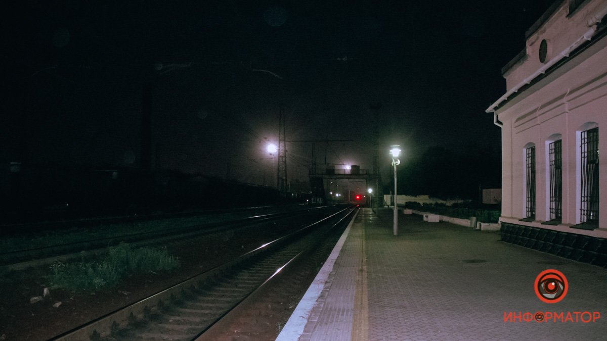 В Днепре 27-летний мужчина пытался покончить с собой и прыгнул под поезд