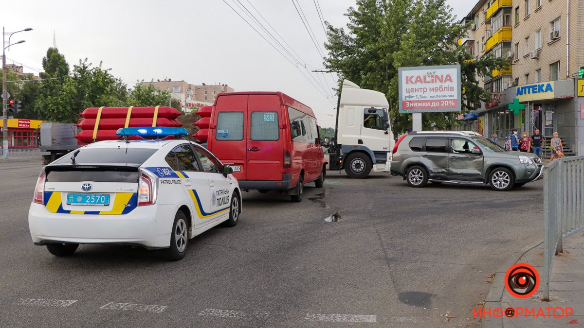 В Днепре на Слобожанском проспекте столкнулись Nissan и маршрутка №243: шестеро пострадавших