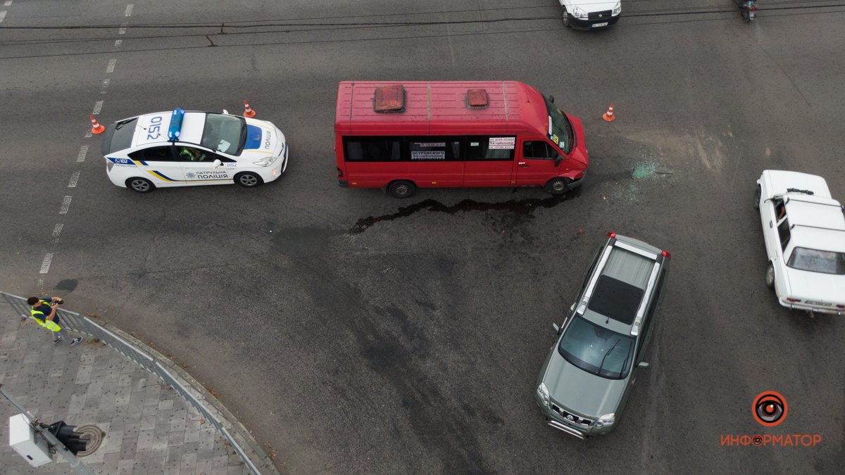 В Днепре на Слобожанском проспекте столкнулись Nissan и маршрутка №243: видео момента