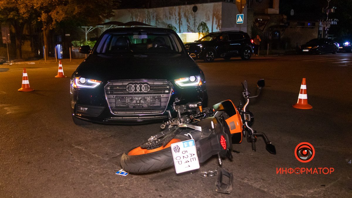В Днепре на Грушевского Audi столкнулся с мотоциклом: пострадал 16-летний парень