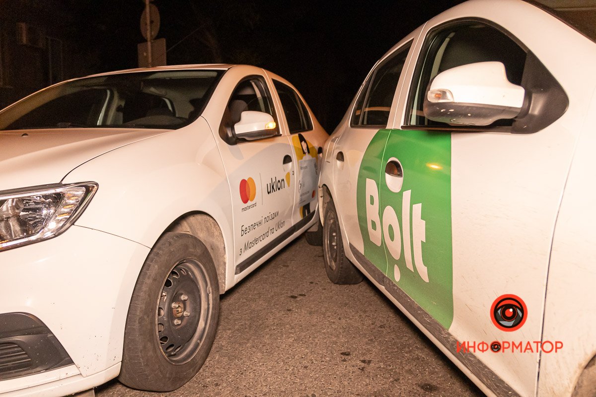 Столкнулись службы такси: в Днепре случилось тройное ДТП