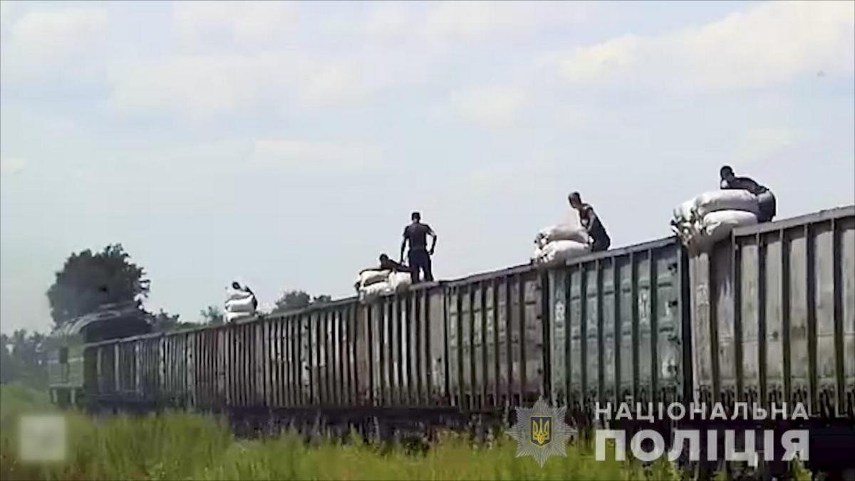 Крали за день до 30 тонн: банда грабила грузовые вагоны "Приднепровской железной дороги"