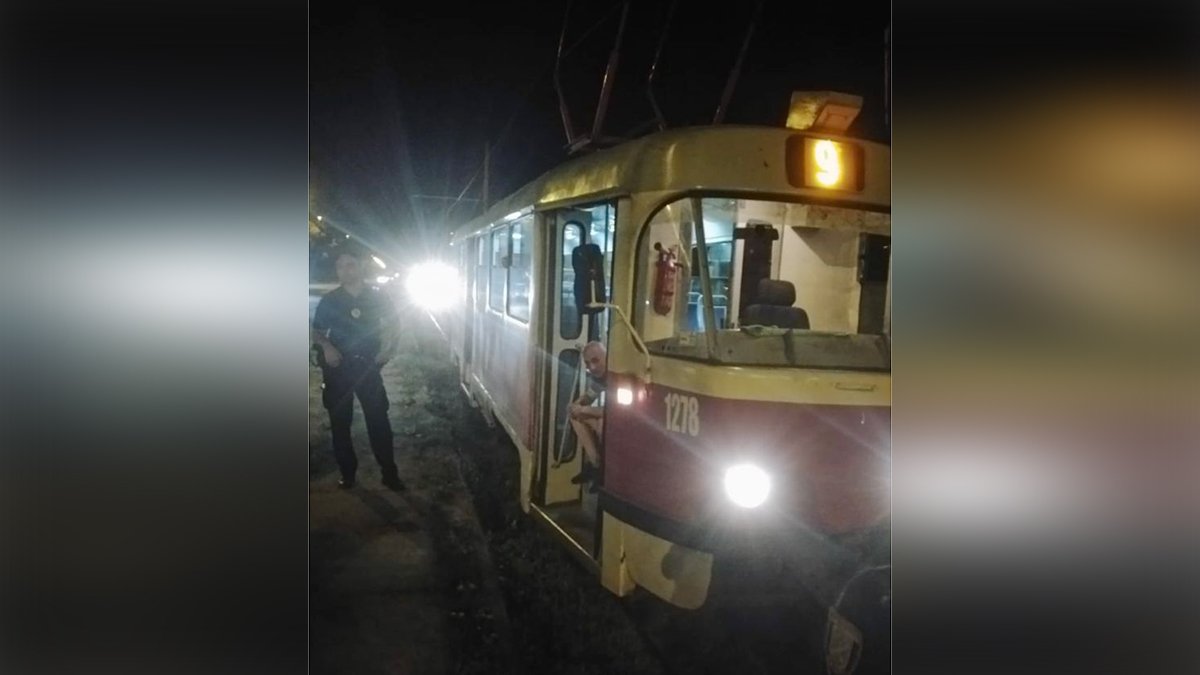 В Днепре вандалы за вечер разбили окна в трамваях №9 и №19