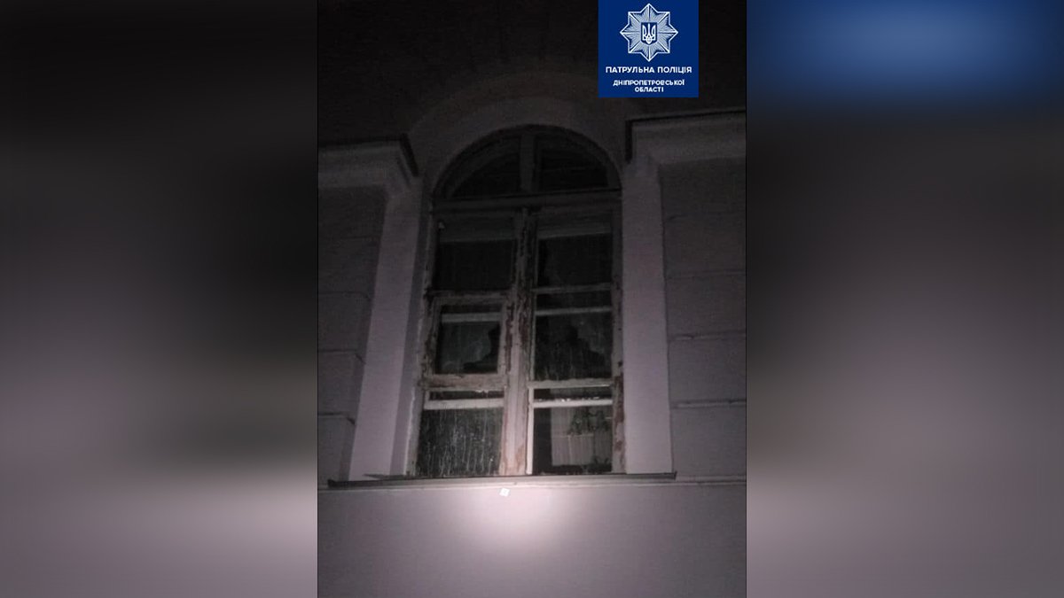 Мужчина залез в здание "Днепровской политехники" и прятался от полиции за деревом