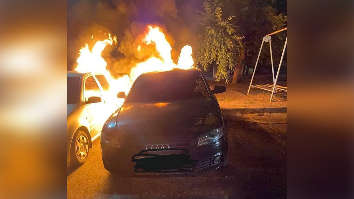 В Днепре в Парусном переулке горели Audi и Skoda: видео момента
