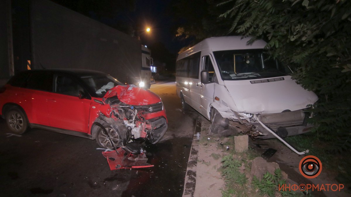 В Днепре на Гвардейской Mercedes врезался в Suzuki и вылетел на обочину: пострадало 2 человека