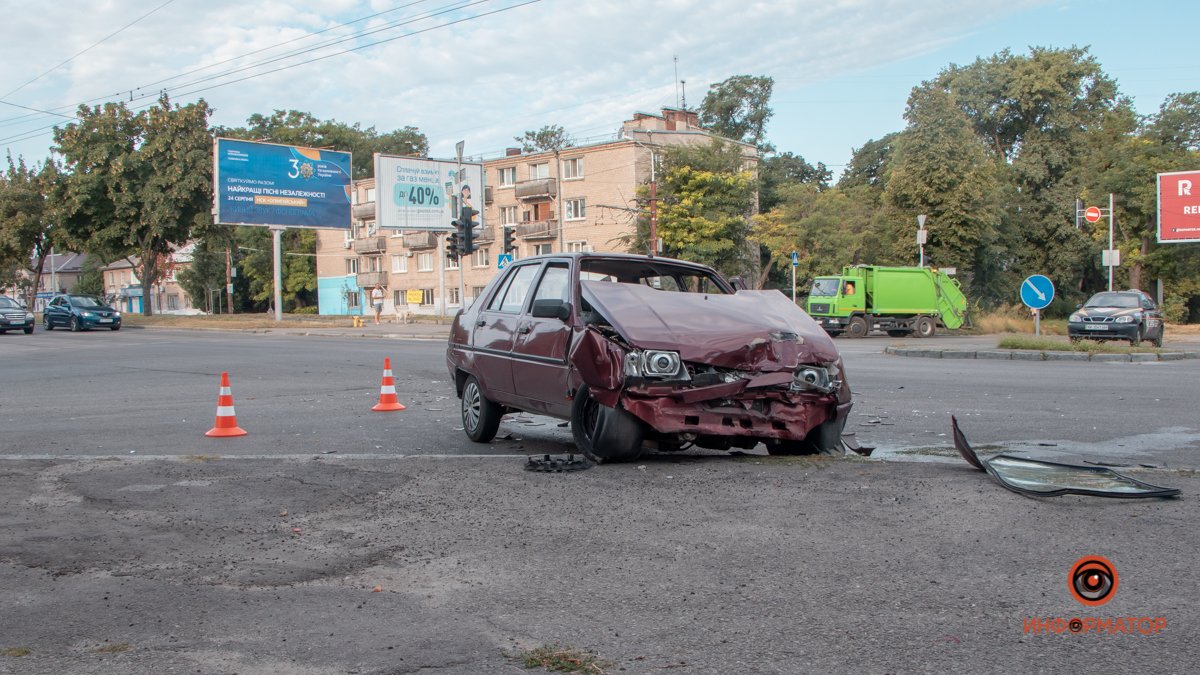 В Днепре на проспекте Поля столкнулись ЗАЗ и Nissan: трое пострадавших