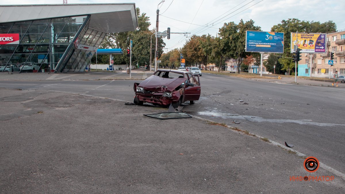 В Днепре на проспекте Поля столкнулись ЗАЗ и Nissan: видео момента