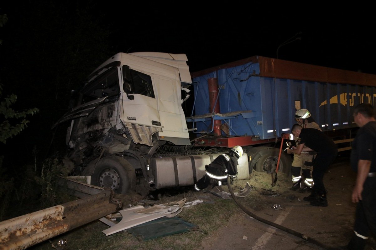 На Полтавском шоссе столкнулись 3 фуры и грузовик: один человек погиб, второму оторвало ногу