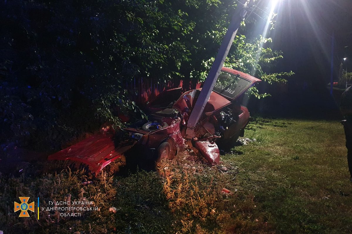 Смертельное ДТП в Днепропетровской области: водитель ЗАЗ врезался в электроопору