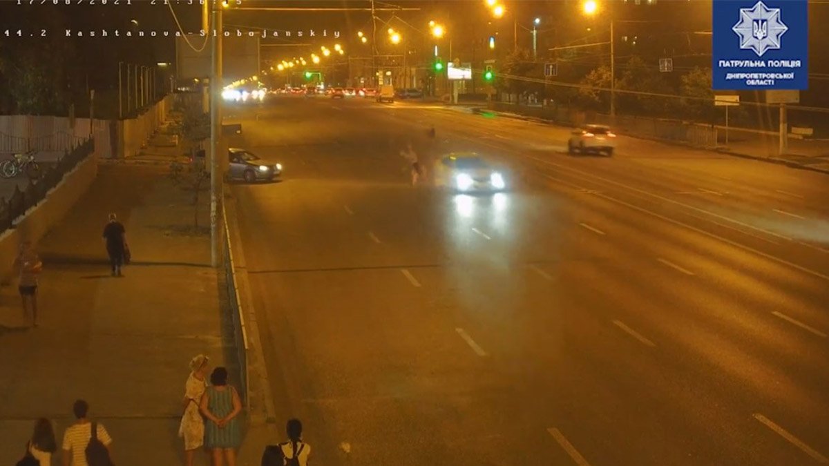 В Днепре на Слобожанском проспекте Mazda сбила девушку: видео момента