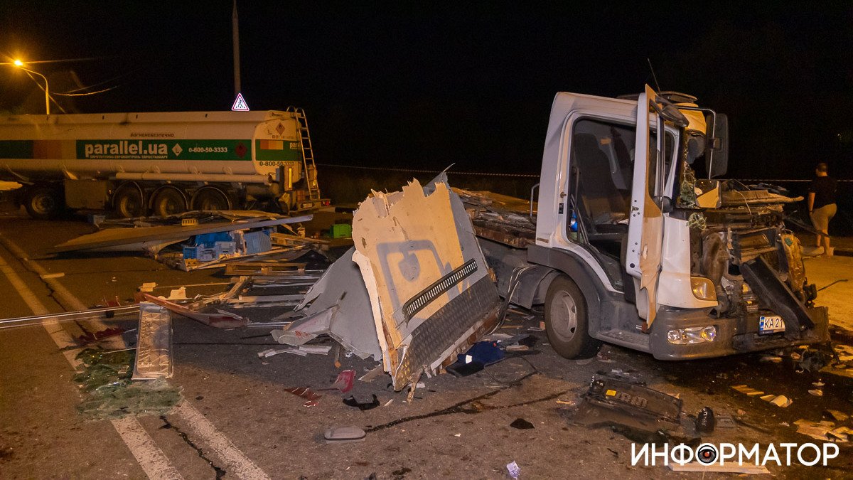 На Полтавском шоссе столкнулись 3 фуры и грузовик: состояние пострадавших