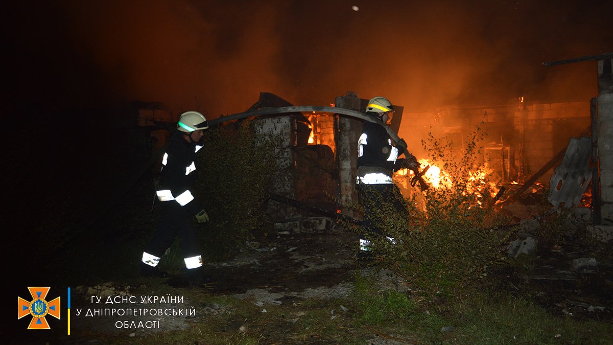 В Днепре на Береговой горели сараи: пожар тушили больше двух часов