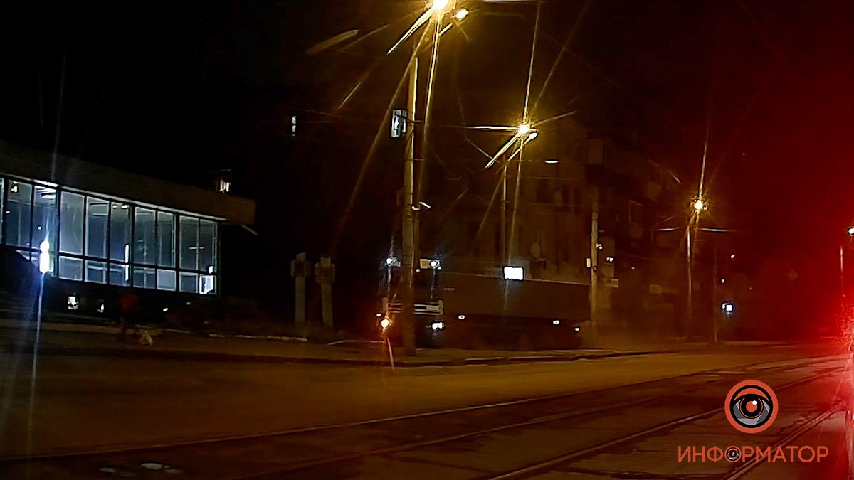 В Днепре на проспекте Мазепы фура вылетела на тротуар: видео момента