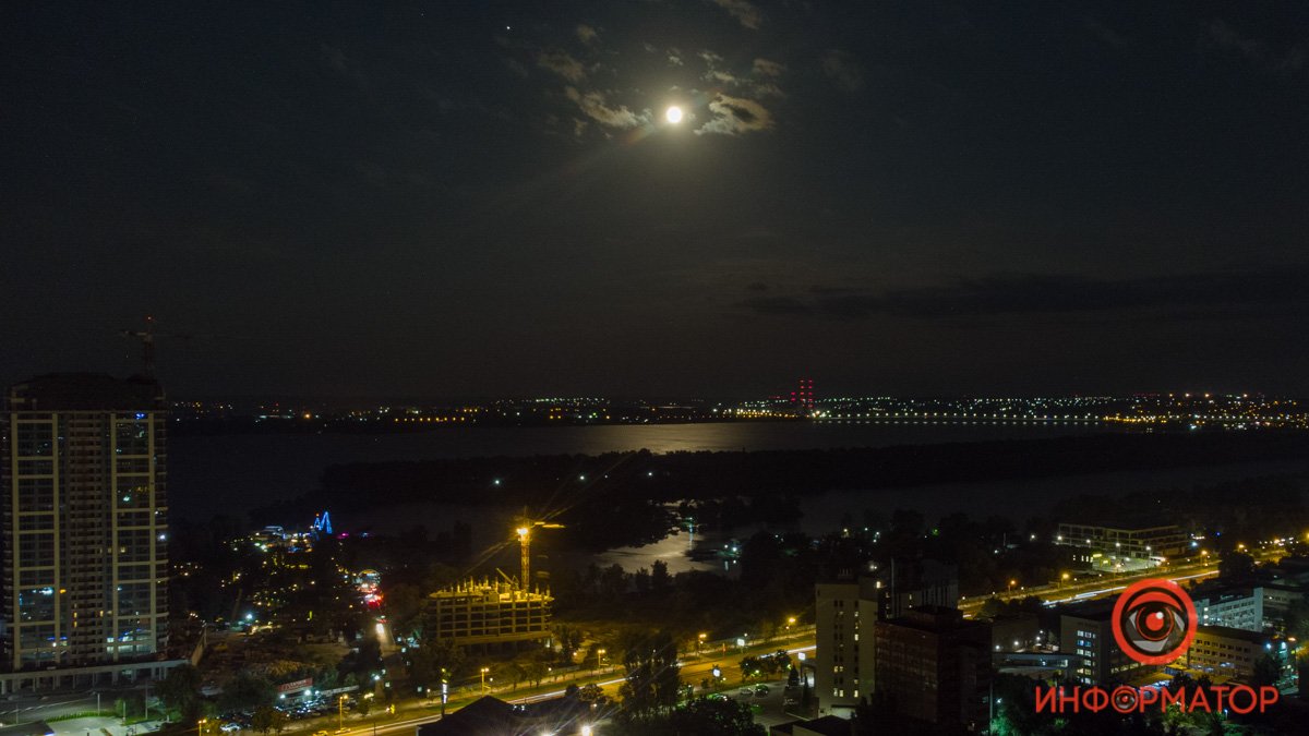 Магия ночи: над Днепром повисла полная луна