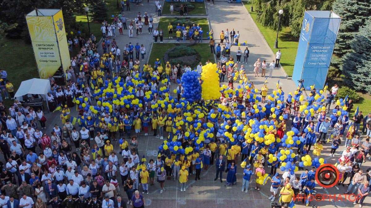 Ярмарка, оркестр и воздушные шары: как в центре Днепра празднуют День Независимости