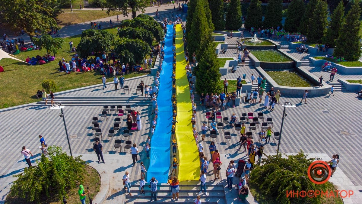В Днепре в парке Шевченко развернули 50-ти метровый флаг Украины