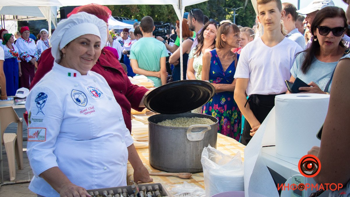 В Днепре на Фестивальном причале установили рекорд по приготовлению казацкой пшенки-затирки
