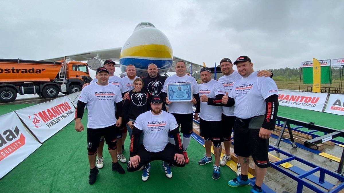 Днепр причастен к мировому рекорду: украинские стронгмены протянули самолет «Мрія»