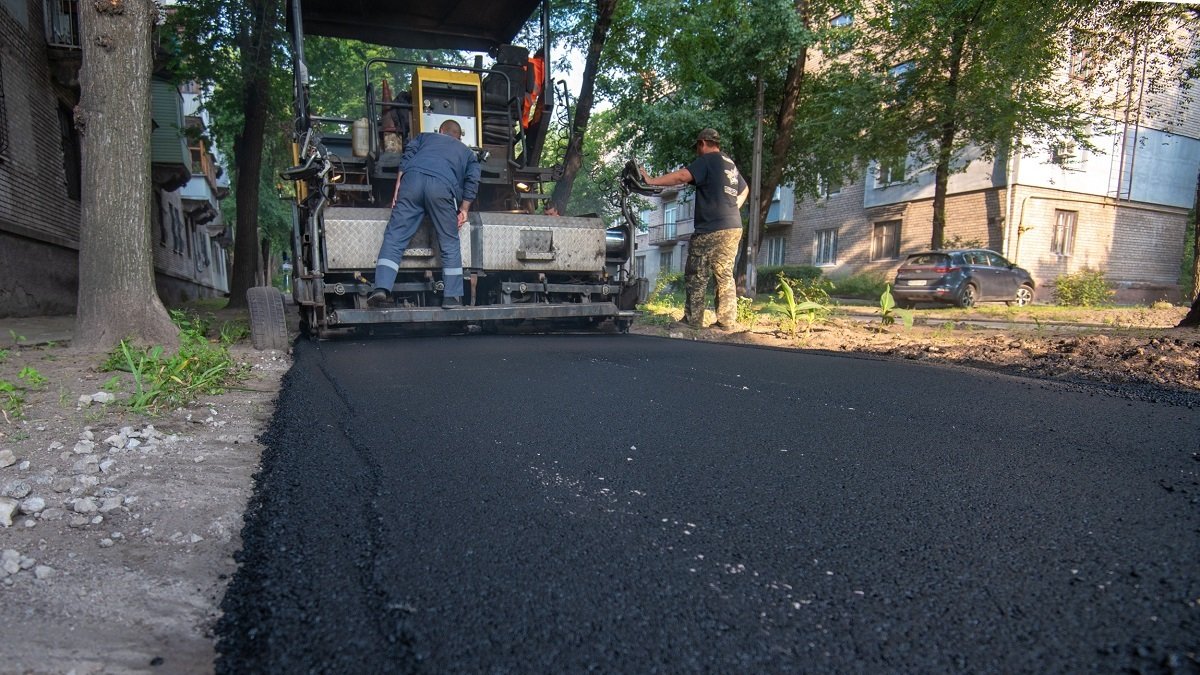 В Каменском продолжается ремонт тротуаров