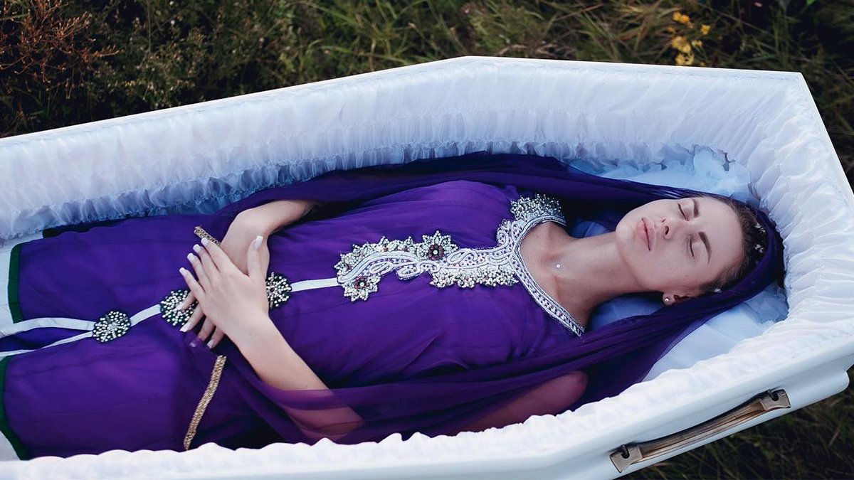 Смерть и мода: в Днепре показали коллекцию женской одежды для покойных