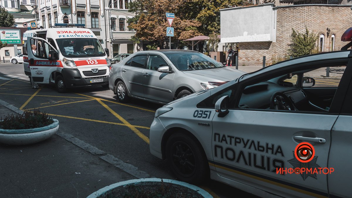 В Днепре на Грушевского водитель Toyota сбил двоих человек на пешеходном переходе: пострадавшие в больнице