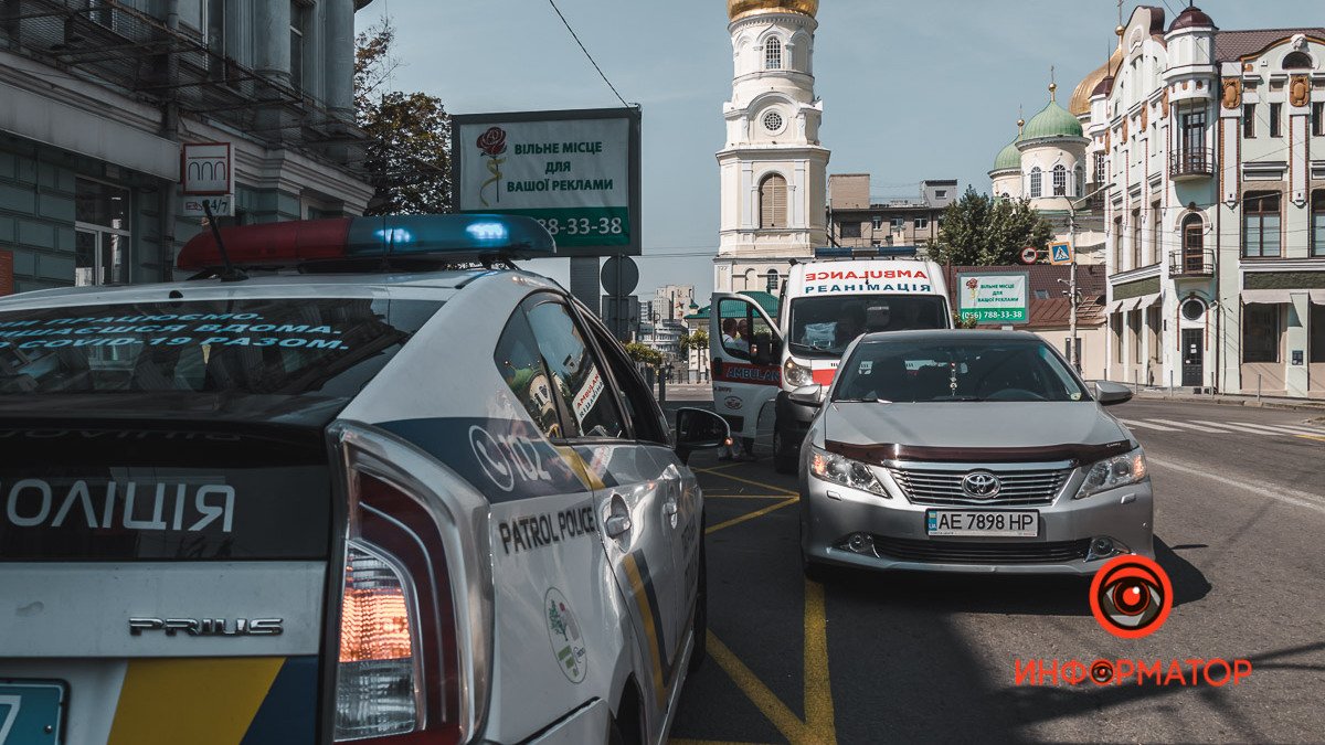 В Днепре на Грушевского водитель Toyota сбил парня и девушку на пешеходном переходе: видео момента
