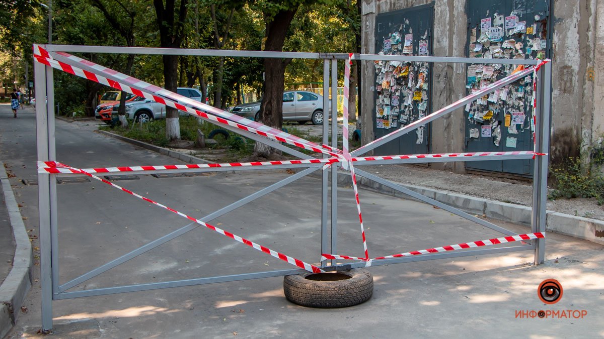 В Днепре на Янтарной жильцы дома перекрыли проезд во двор воротами: законно ли это