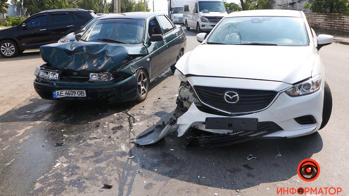 В Днепре на Каштановой столкнулись Mazda и Lada: проезд затруднен