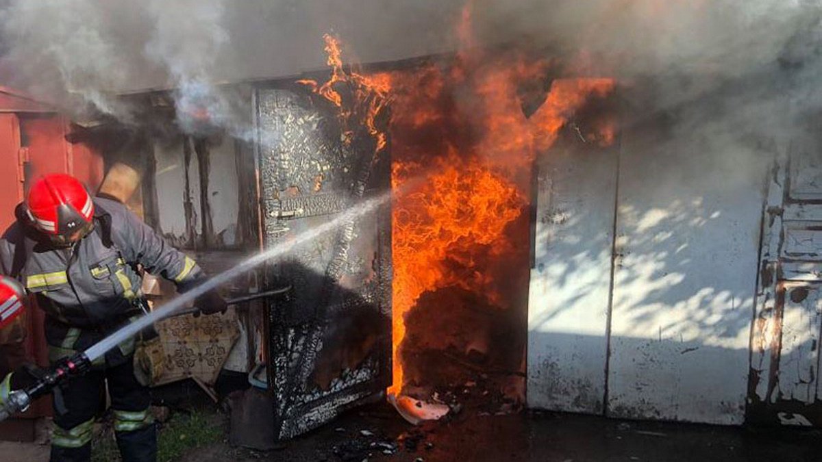В Кривом Роге во дворе частного дома сгорел сарай