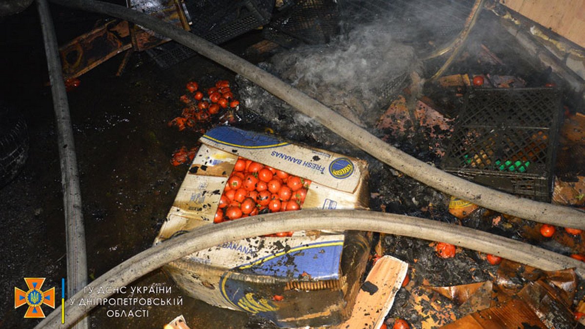 В Днепре на Данилы Галицкого горели три торговых павильона: "пострадали овощи"