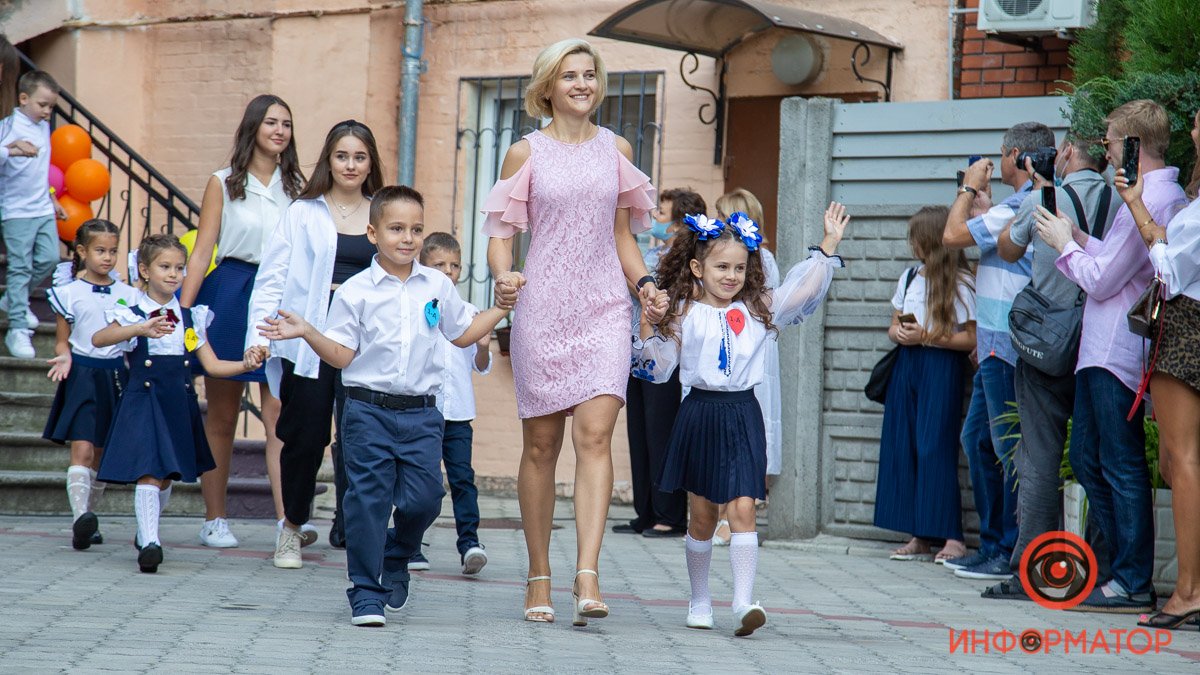 Цветы, улыбки и детский смех: как в школах Днепра праздновали 1 сентября