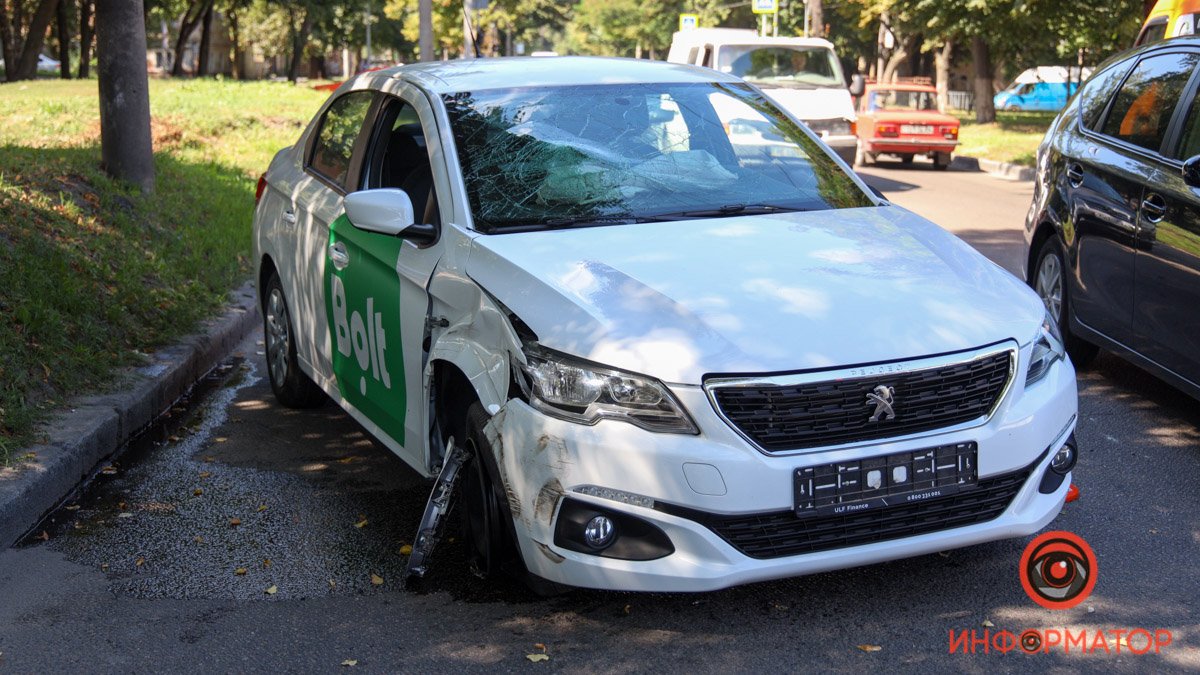 В Днепре на Антоновича такси Bolt зацепил Toyota и перевернулся: пострадал мужчина