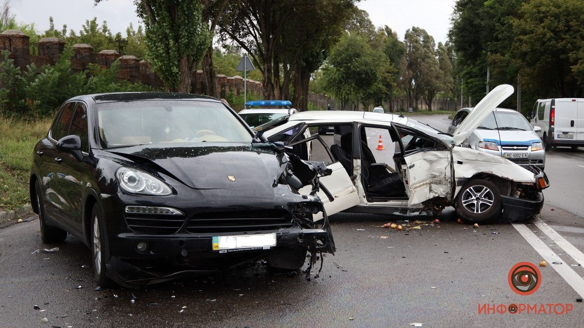 В Днепре на Криворожской столкнулись Porsche и Volkswagen: пострадали трое человек