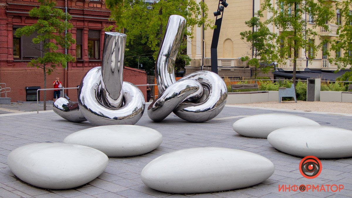 Загадки современного искусства: в Днепре на улице Яворницкого появились огромные узлы из нержавейки